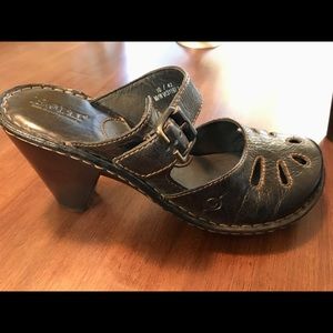Born women’s black clogs